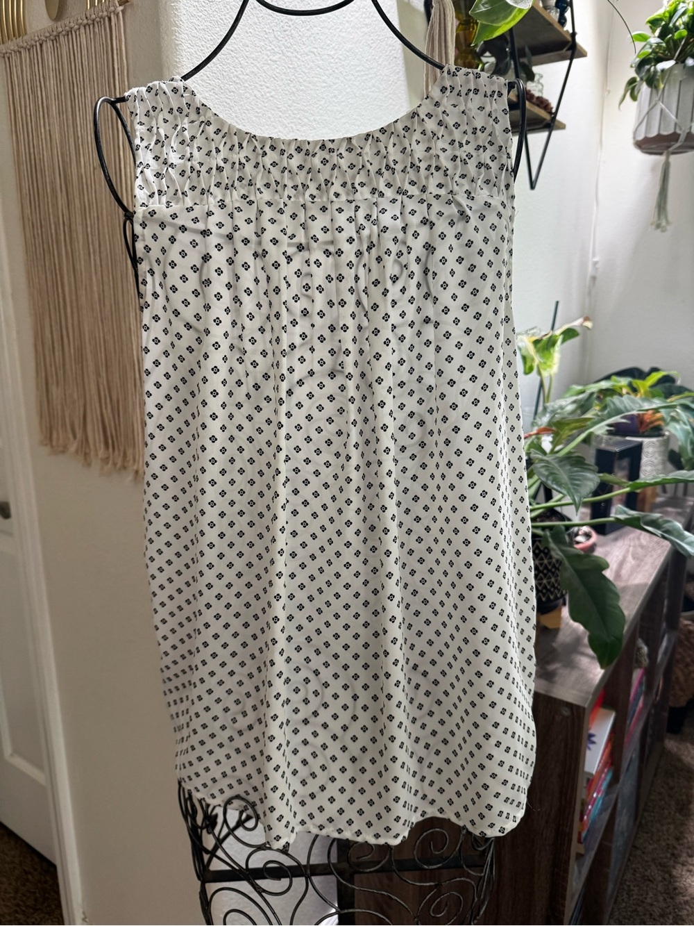 Source Unknown White Sleeveless Smocked-Neck Blouse with Black Diamond Print
